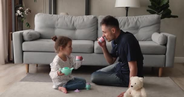Liebevoller Papa spielt mit kleiner charmanter süßer Tochter zu Hause — Stockvideo