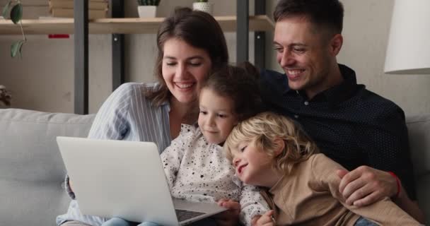 Familia con niños pasar el tiempo libre con el ordenador portátil — Vídeo de stock