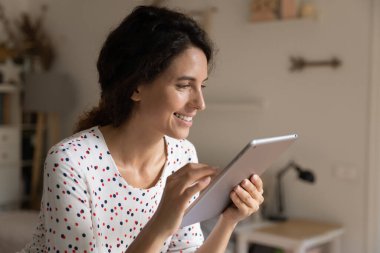 Gülümseyen kadın, Webinar 'ı tablet aletinde izle.