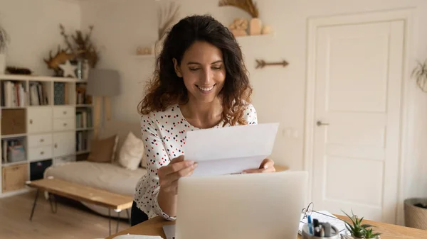 Uśmiechnięta kobieta czyta dobre wieści w liście pocztowym — Zdjęcie stockowe