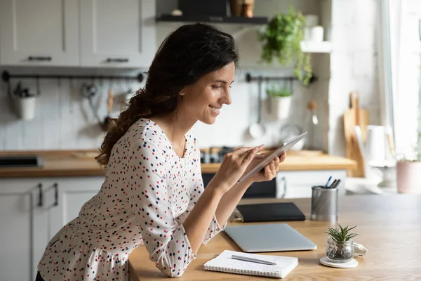 Mujer sonriente utilizar tableta moderna gadget en casa — Foto de Stock