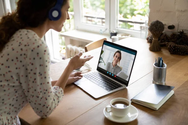 Le donne d'affari hanno webcam team di riunione sul computer — Foto Stock