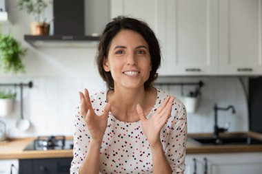 Kadın portresi evde görüntülü konuşma yapıyor.