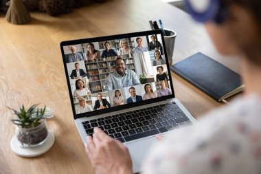 Bayan çalışanın bilgisayarında webcam ekibi toplantısı var.