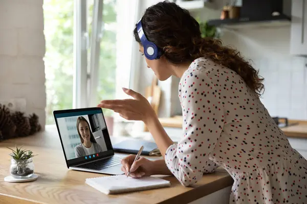 Donna dipendente hanno videochiamata con il collega a casa — Foto Stock