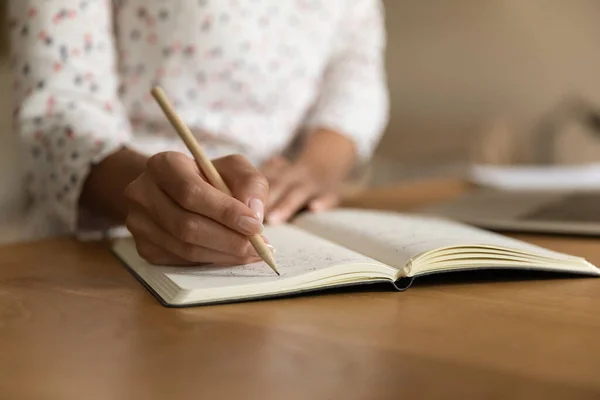 Recadrage de femme écriture à la main prendre des notes dans le carnet — Photo