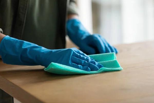 Close-up van de vrouw in rubber handschoenen schoon houten oppervlak — Stockfoto