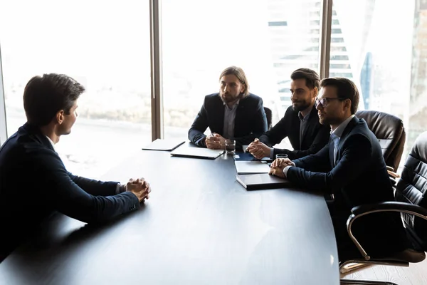 Empleadores masculinos tienen entrevista de trabajo con candidato en el cargo —  Fotos de Stock