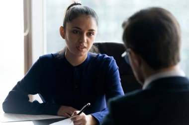 Toplantıda kadın çalışan erkek arkadaşla konuşuyor.