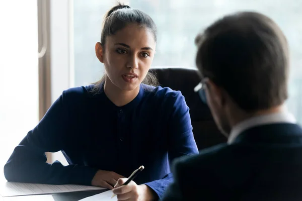 女性社員が男性社員とミーティングで話す — ストック写真