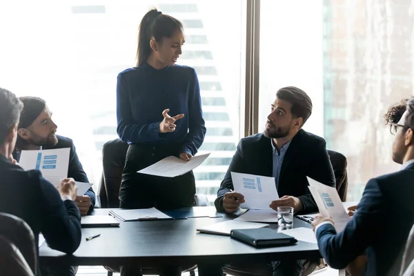 Zelfverzekerde zakenvrouw leidt ontmoeting met diverse collega 's — Stockfoto