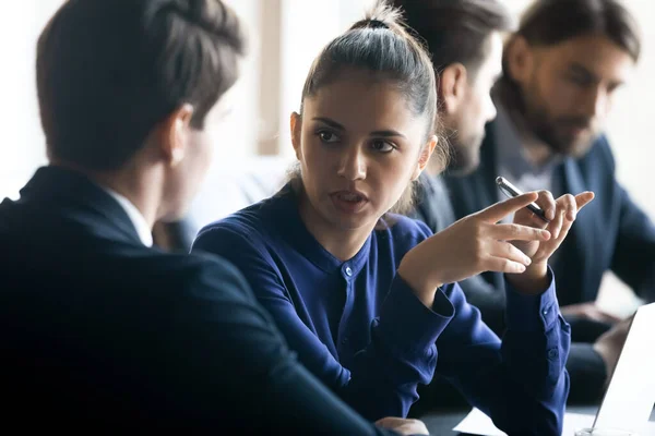 Diverse Kollegen diskutieren Geschäftsideen bei Teamtreffen — Stockfoto