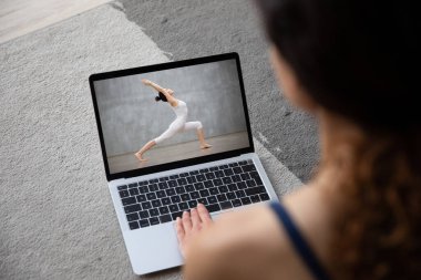 Güçlü, profesyonel yoga eğitmeni online master dersi veriyor..