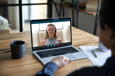 Genç Hintli kadın gülümseyen meslektaşıyla görüntülü görüşme yapıyor..