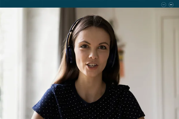 Zelfverzekerde jonge Kaukasische vrouw met web camera call. — Stockfoto