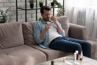 Sağlıksız genç adam üşüttü, evde vücut ısısını ölçüyordu..