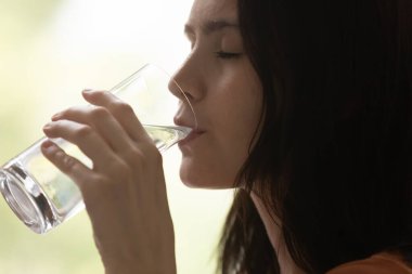 Milenyum kadını maden suyu içiyor, susamış hissediyor..