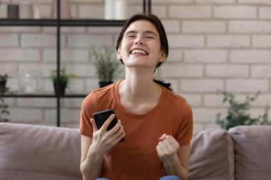 Duygusal olarak mutlu, bin yıllık güzel bir kadın inanılmaz güzel haberler alıyor..