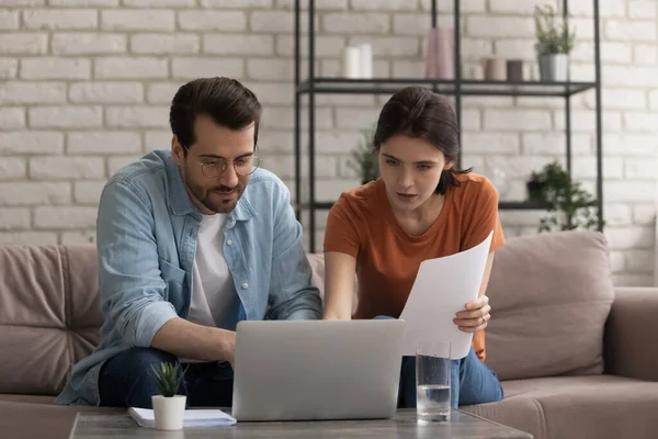 Gericht jong getrouwd stel op zoek naar computerscherm, planning budget. — Stockfoto