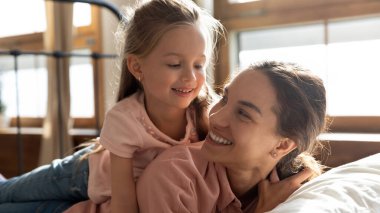 Anne ve kızı birlikte yatıp mutluluğu hissederek uyanıyor.