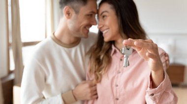 Yeni evin anahtarlarını tutan çift, yakın plan.