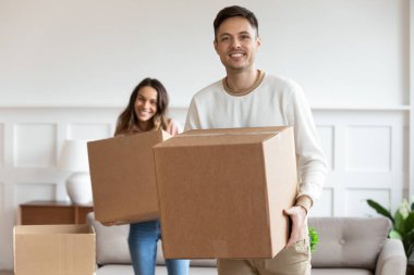 Karton kutular taşıyan çift yeni eve taşınıyor.