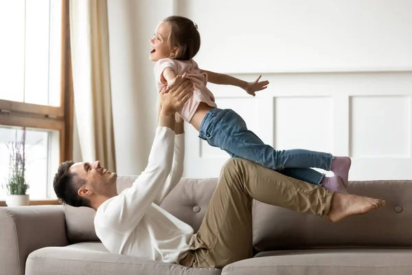Papà e figlia giocano insieme a casa — Foto Stock