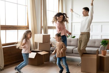 Mutlu aile dansları yeni eve taşınma gününü kutluyor.