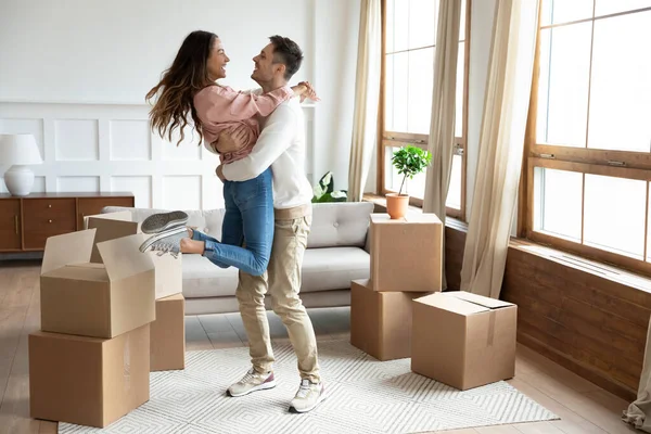 Husband and wife celebrate relocation day to new house — Stock Photo, Image