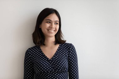 Sırıtkan Asyalı genç bir kadının bakışları.