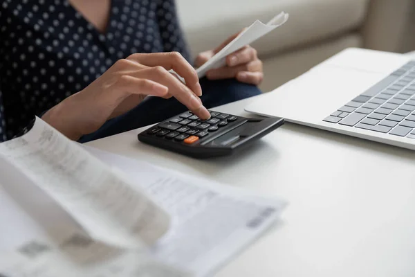 Cierre de la mujer calculando facturas, utilizando la calculadora, sosteniendo recibo —  Fotos de Stock