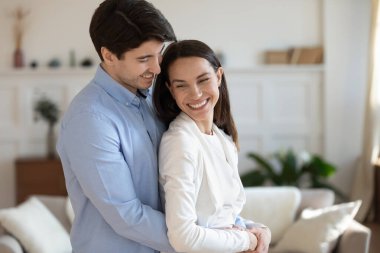 Sevecen, sevgi dolu, bin yıllık koca, sevgili karısını kollarında tutuyor.