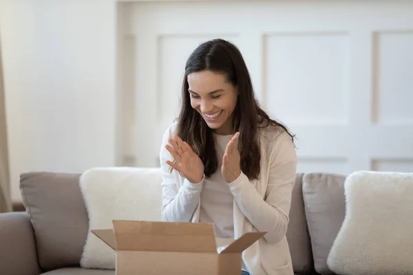 Excité jeune femme shopper unboxing colis expédié par la poste — Photo