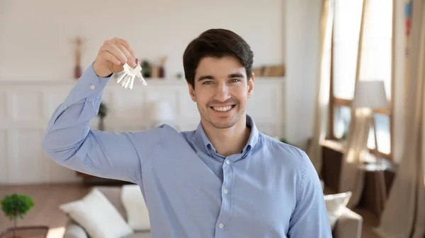Client masculin excité de l'agence immobilière posant dans un nouvel appartement — Photo