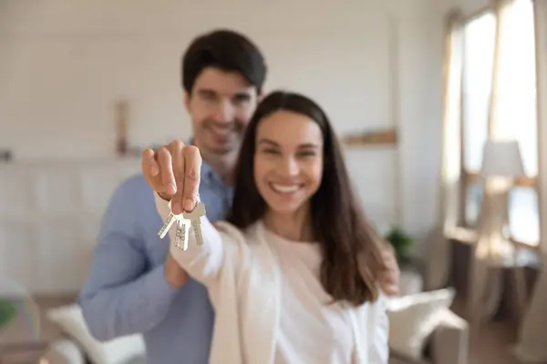 Heureux couple d'acheteurs d'appartement posant avec des clés dans les mains — Photo