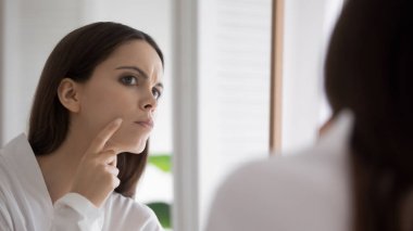 Stresli milenyum dişileri yanaklarında sivilce tespit ediyor.