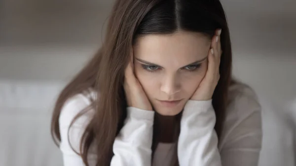 Depressziós fiatal nő ölelés fej megy keresztül válság a kapcsolatok — Stock Fotó