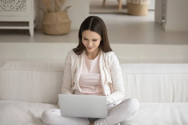 Emocionado joven usando pc conseguir la oferta perfecta por correo electrónico — Foto de Stock