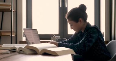 Genç Hintli etnik kökenli kız öğrenci evde okuyor..