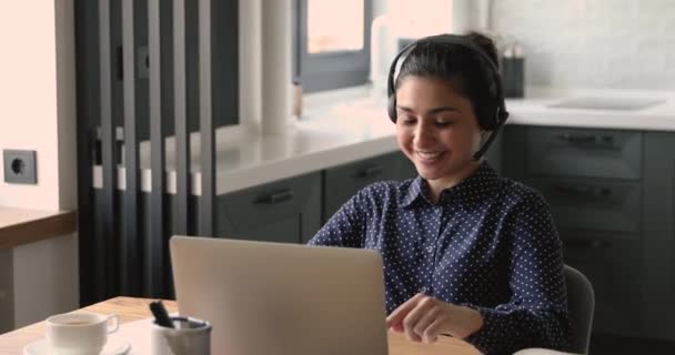 Šťastný mladý indián žena držení on-line pracovní pohovor s hr. — Stock video