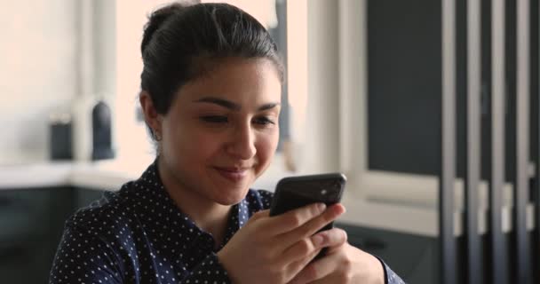 Lächelnde junge schöne indische Frau mit Smartphone. — Stockvideo