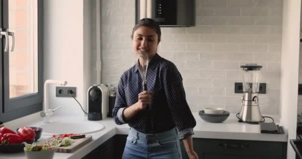 Abgelenkt vom Kochen glücklich hübsche junge indische Frau Spaß haben. — Stockvideo