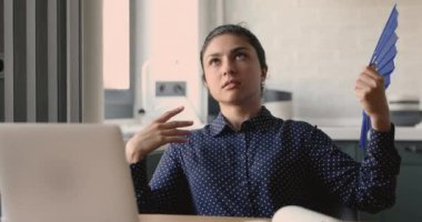 Aşırı ısınmış mutsuz genç Hintli etnik kadın kendini yorgun hissediyor..