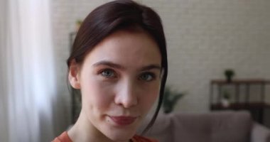 Çekici genç kız komik bir selfie videosu çekiyor..