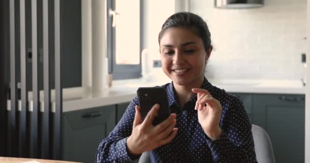 Usmívající se mladá indická žena držící mobilní video hovor. — Stock video
