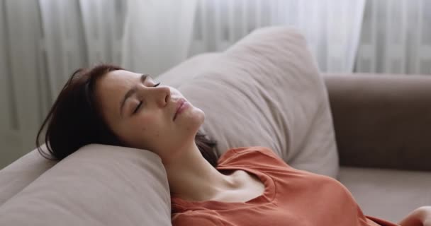 Klidný mladý krásný kavkazský žena spací krytý. — Stock video