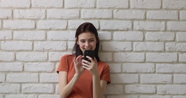 Joven mujer caucásica disfrutando de una agradable conversación en citas aplicación móvil. — Vídeos de Stock