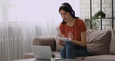 Yoğunlaşmış genç 20 'li yaşlarda, uzaktan eğitim gören bir kız öğrenci..