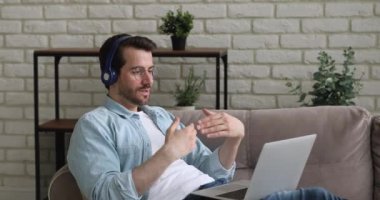 Yakışıklı genç adam video konuşmasından zevk alıyor..