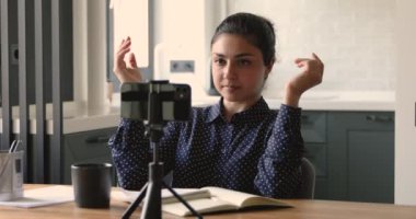 Gülümseyen milenyum Hindistanlı etnik kadın eğitim videosu kaydediyor.